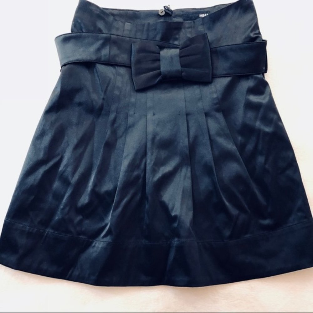 H&M Very Cute Black Skirt w/ Bow Sz 2